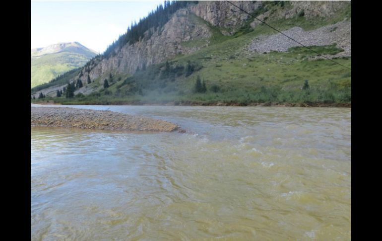 Lo que comenzó el pasado miércoles como un derrame de 11.4 millones de litros de residuos líquidos color anaranjado se pierde de vista. AFP /