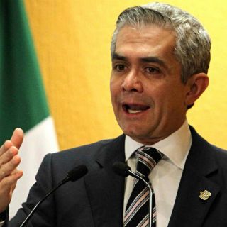 Policía debe acelerar profesionalización, afirma Mancera