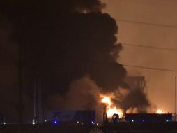 La explosión destrozó cristales y puertas de edificios en la zona. AP / ESPECIAL