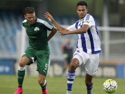 Diego Reyes (d) pelea el balón con el delantero sueco Marcus Berg. EFE / J. Herrero