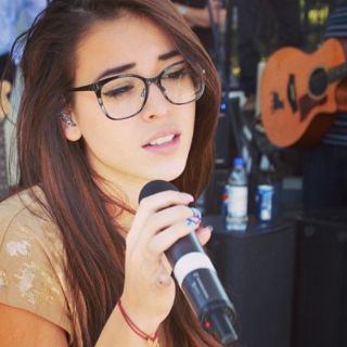 Danna Paola le entra al mariachi