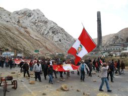 Debido a los disturbios, la estratégica Carretera Central fue cerrada al paso de vehículos. EFE / A. Aguilar