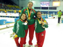 Valeria López (plata), Doramitzi Hernández (oro) y Vianney Trejo (bronce) tras recibir sus preseas en los Juegos Parapanamericanos. NTX / I. Inclán