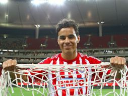 Bravo tomó como recuerdo un pedazo de la red donde rompió el récord. El balón del gol 123 se va al Museo de Chivas. MEXSPORT / S. Molina