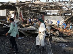 El estallido del camión destruyó varias tiendas del mercado e incendió vehículos. AP / K. Kadim