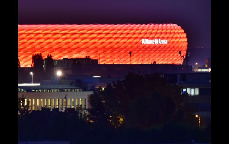 Esta es la nueva iluminación del Allianz Arena, casa del Bayern Munich. EFE / P. Kneffel