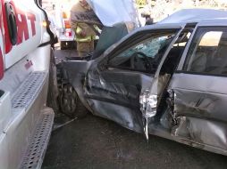 Dentro del vehículo compacto por el choque con el camión se encontraba una mujer atrapada, prensada en el automotor. ESPECIAL / UEPCBJ