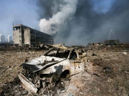 La explosión arrojó contenedores al aire que quedan convertidos en cacharros retorcidos y queman varios edificios. AFP / ESPECIAL
