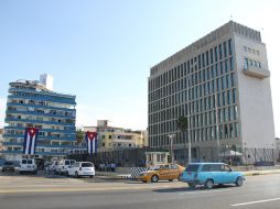 Trabajadores estadounidenses y cubanos laboran a marchas forzadas en la Embajada de EU en la isla para el evento de este viernes. NTX / A. Toraya