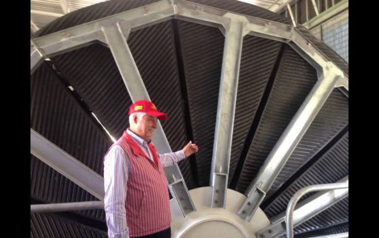 Roberto Dávalos López muestra el funcionamiento de la planta de tratamiento del Parque Metropolitano. TWITTER / @SIOPJal