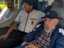Castro y Maduro llegan en una vagoneta al hotel donde se hospeda Morales, para celebrar juntos al revolucionario. AFP / ABI