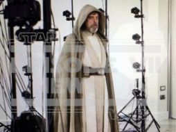 En la fotografía se ve al actor Mark Hamill de pie y rodeado de cámaras. TWITTER / @MovieFilmsLA