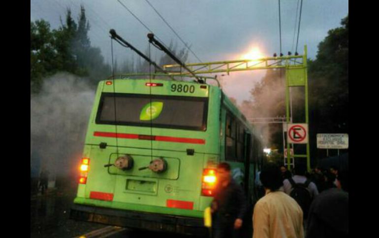 Alrededor de las 20:30 horas, se registró una llama dentro de la unidad de transporte. TWITTER / @caminalex