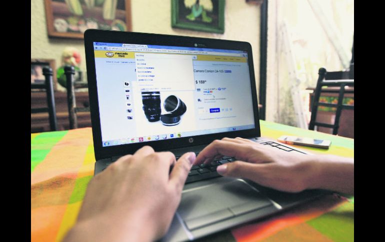 Algunas veces las personas prefieren realizar sus compras en línea y evitar largas filas en centros comerciales. EL INFORMADOR / F. Atilano