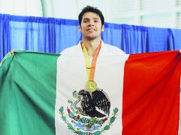 Eduardo Ávila posa con su medalla de oro ganada ayer en Toronto. ESPECIAL / CONADE
