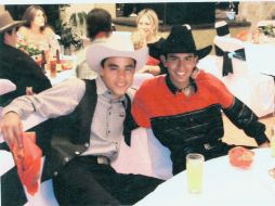 los alegres compadres. Omar Bravo y Alberto 'Venado' Medina se convirtieron en una dupla que marcó época, dentro y fuera de la cancha. ESPECIAL / Cortesía Omar Bravo