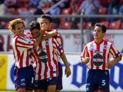 La primera anotación de Omar Bravo (abrazado por Manuel Sol) cayó el sábado 18 de agosto de 2001 en el Nemesio Díez de Toluca. MEXSPORT / D. Leah