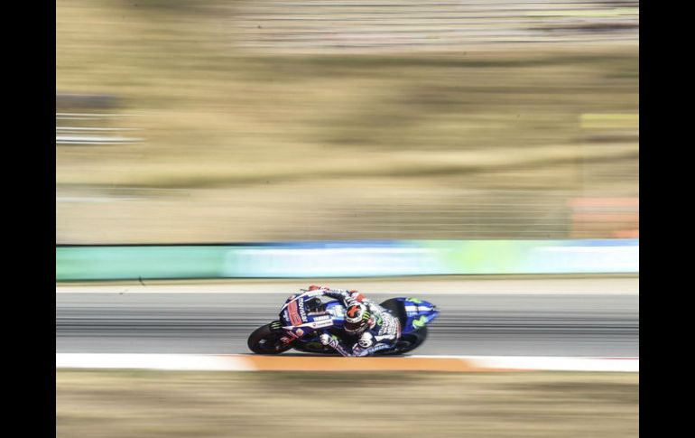 Jorge Lorenzo (ESPYamaha) durante la primera sesión de entrenamiento libre en el GP de República Checa. EFE / F. Singer