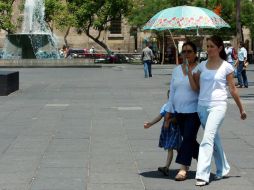 El paraguas será indispensable para los tapatíos; ya sea para cubrirse del sol o de la lluvia. EL INFORMADOR / ARCHIVO