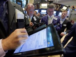 Dow Jones avanza ligeramente un 0.27 por ciento y se coloca con 17 mil 455.36 unidades. AP / R. Drew