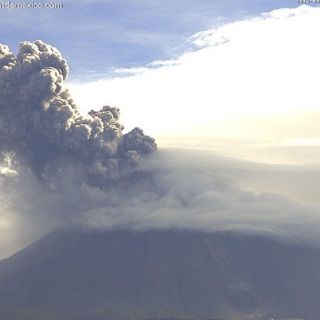 Volcán El Colima emite fumarola de dos kilómetros con ceniza