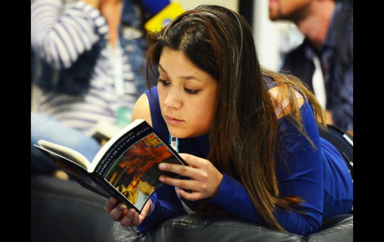 Cada vez más los jóvenes tienen distintas opciones para incursionar en el placer de la lectura sin someterse al ''aburrimiento''. EL INFORMADOR / ARCHIVO