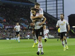 Adnan Januzaj (11) celebra con sus compañeros el gol que al final le dio los tres puntos al Manchester United. EFE / H.McKay