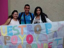 En el hotel de concentración de la escuadra poblana, dos aficionadas esperaban con ansias la llegada del jugador. EL INFORMADOR / A. Rodríguez