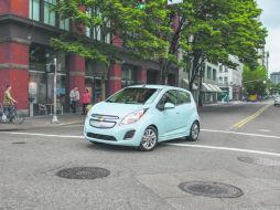 Autonomía. El auto puede conectarse en una corriente común y tarda hasta 20 horas en estar listo para recorrer hasta 132 kms. ESPECIAL / GM