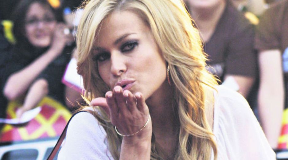 CARMEN ELECTRA. La guapa actriz visitó México para ser la madrina de una tienda de extensiones de cabello. AP /