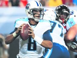 Marcus Mariota busca receptor durante el partido de ayer en el que los Titanes cayeron 31-24 ante los Halcones de Atlanta. AFP / D. Shirey