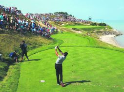 En la cima. El australiano Jason Day realiza su tiro de salida en el hoyo 7 durante la jornada inconclusa disputada ayer. AFP / R Heathcote