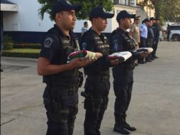 Policias de Tabasco rinden el homenaje a los policías caídos, apesar de no estar los cuerpos presentes. TWITTER / @SSPTabasco
