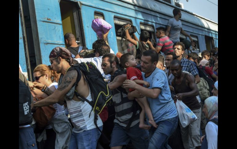 Decenas de migrantes huyen de la guerra y la pobreza con la esperanza de llegar a Europa y obtener asilo. EFE / G. Licovski