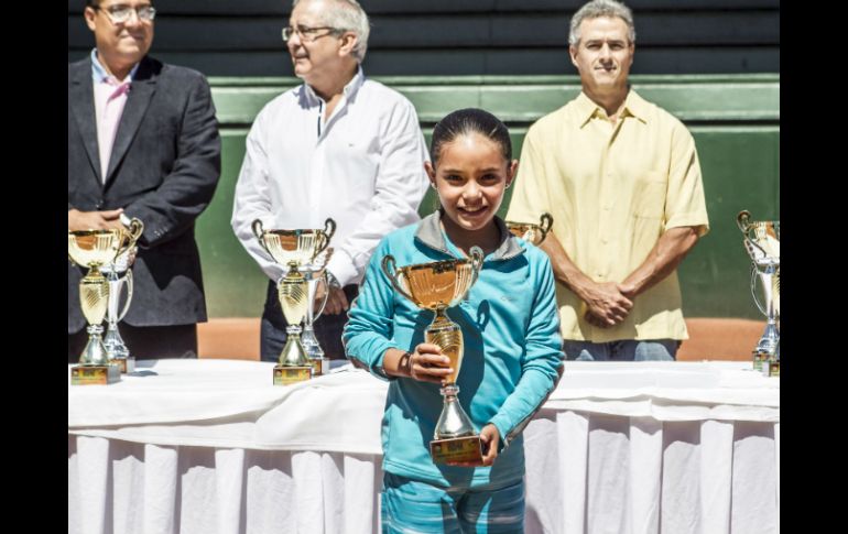 Karen Verduzco en la ceremonia de premiación del séptimo campeonato Nacional del Tenis Grado Uno. EL INFORMADOR / R. Tamayo
