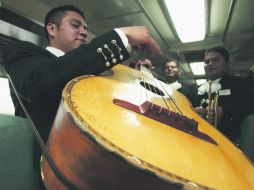 Suena el mariachi. Infaltable en las fiestas, más en aquellas que son lejos del terruño. EL INFORMADOR / A. Camacho
