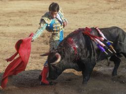 Arturo Soto lució con la muleta ante el astado más difícil de la tarde, al que logró cortarle una oreja como premio a su labor. EL INFORMADOR / F. Atilano