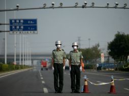 Equipos de rescate limpian este domingo centenares de toneladas de los restos de cianuro de sodio. AFP / W. Zhao