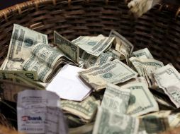 El precio de la moneda estadounidense está cerca de los 17 pesos. AP / ARCHIVO