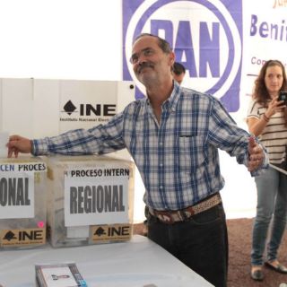 Gustavo Madero emite voto para elegir líder del PAN