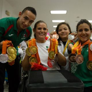 Medallistas parapanamericanos son recibidos con porras