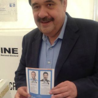 Héctor Larios anula voto en elección panista