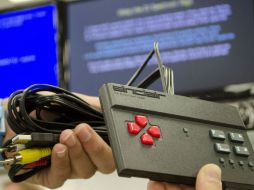 La máquina, que alberga mil juegos, parece un mando rectangular negro, con una cruceta roja y ocho botones, que se conecta a la Tv. AFP / K. Fichou
