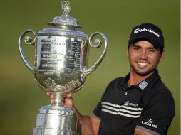 Jason Day se convirtió en el primer golfista que logra acabar con un menos 20 en un major. EFE / L. Smith