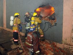 Al filo de las 20 horas el incendio había sido controlado y sólo faltan por remover los escombros. SUN / A. Martínez