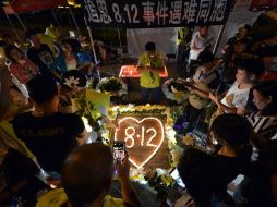 Vigilia por las víctimas afuera de un hospital. AFP /