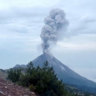 Volcán El Colima emite exhalación de dos kilómetros de altura