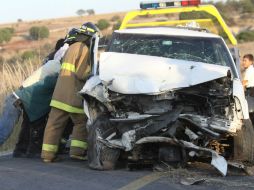 Se presume que el conductor iba a exceso de velocidad, perdió el control de su vehículo y se impactó contra un árbol. NTX / ARCHIVO