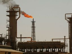 La baja del hidrocarburo se debe al anuncio de que la OPEP puede alcanzar nuevos máximos de producción tras el acuerdo nuclear. EFE / ARCHIVO