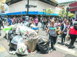 López Cotilla y Colón. En pleno corazón de Guadalajara así lucía esta esquina ayer por la mañana por la actividad comercial. EL INFORMADOR / R. Tamayo